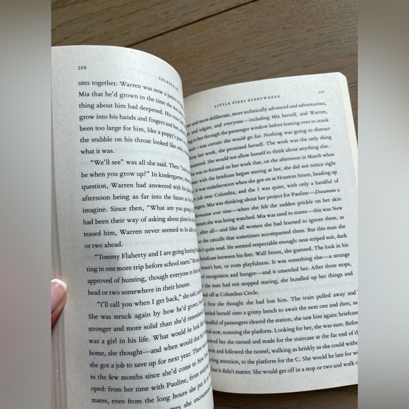 Little fires everywhere - paperback novel - Picture 3 of 4